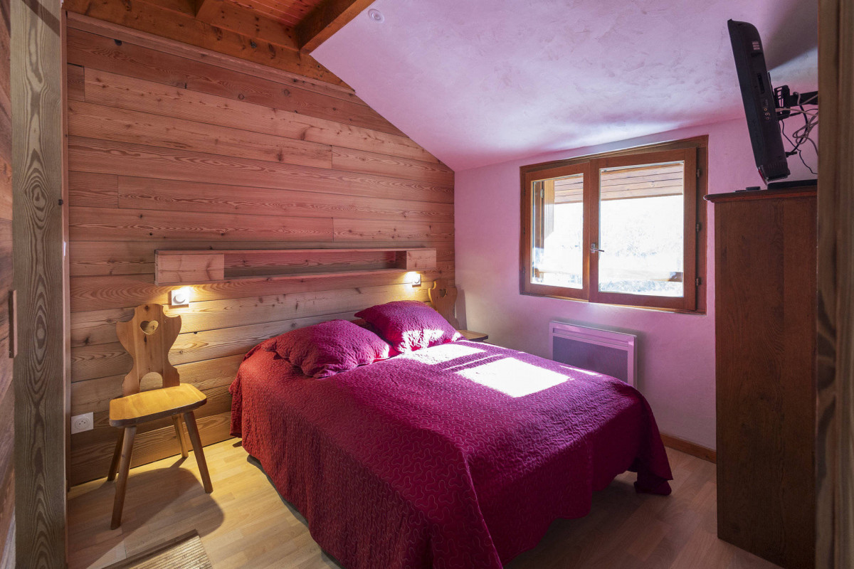 CHAMBRE 1 - APPARTEMENT BON ACCUEIL 26 27 VALLOIRE CENTRE