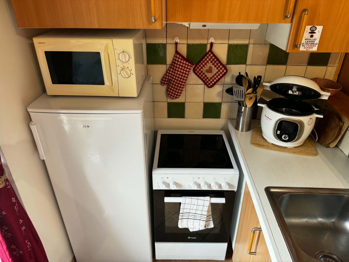 COIN CUISINE - MAISON LES MARMOTTES - APPARTEMENT RDC - VALLOIRE LA RUAZ