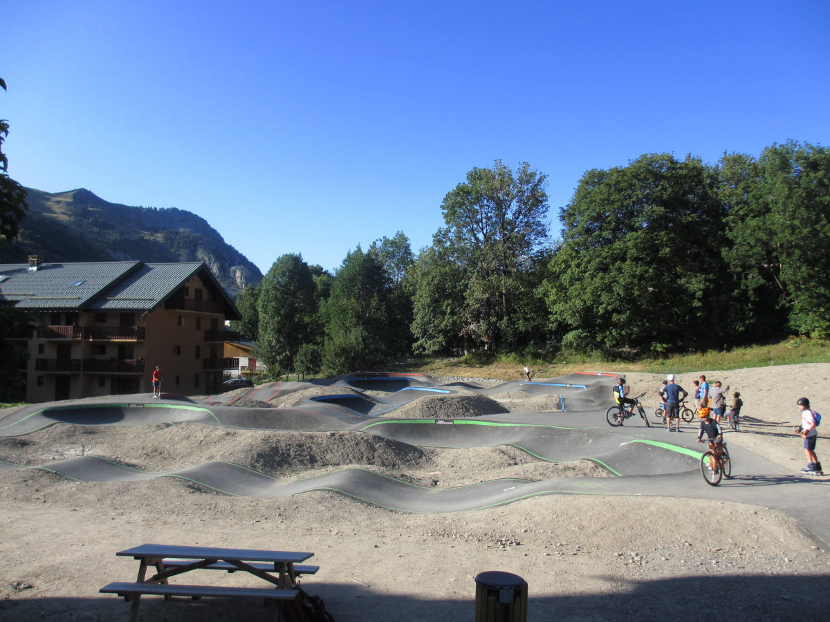 PUMP-TRACK - SEJOUR MONTAGNE - BETELGEUSE - VALLOIRE PUMP-TRACK - SEJOUR MONTAGNE - BETELGEUSE - VALLOIRE