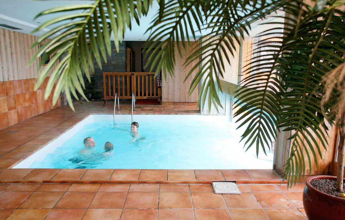 PISCINE SEMI-COUVERTE - LES CHALETS DE LA VALLEE D'OR ODALYS - VALLOIRE LES CHARBONNIERES PISCINE SEMI-COUVERTE - LES CHALETS DE LA VALLEE D'OR ODALYS - VALLOIRE LES CHARBONNIERES