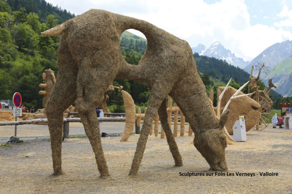 SCULPTURES SUR PAILLE - SEJOUR MONTAGNE - CHALET LES LUPINS - VALLOIRE SCULPTURES SUR PAILLE - SEJOUR MONTAGNE - CHALET LES LUPINS - VALLOIRE
