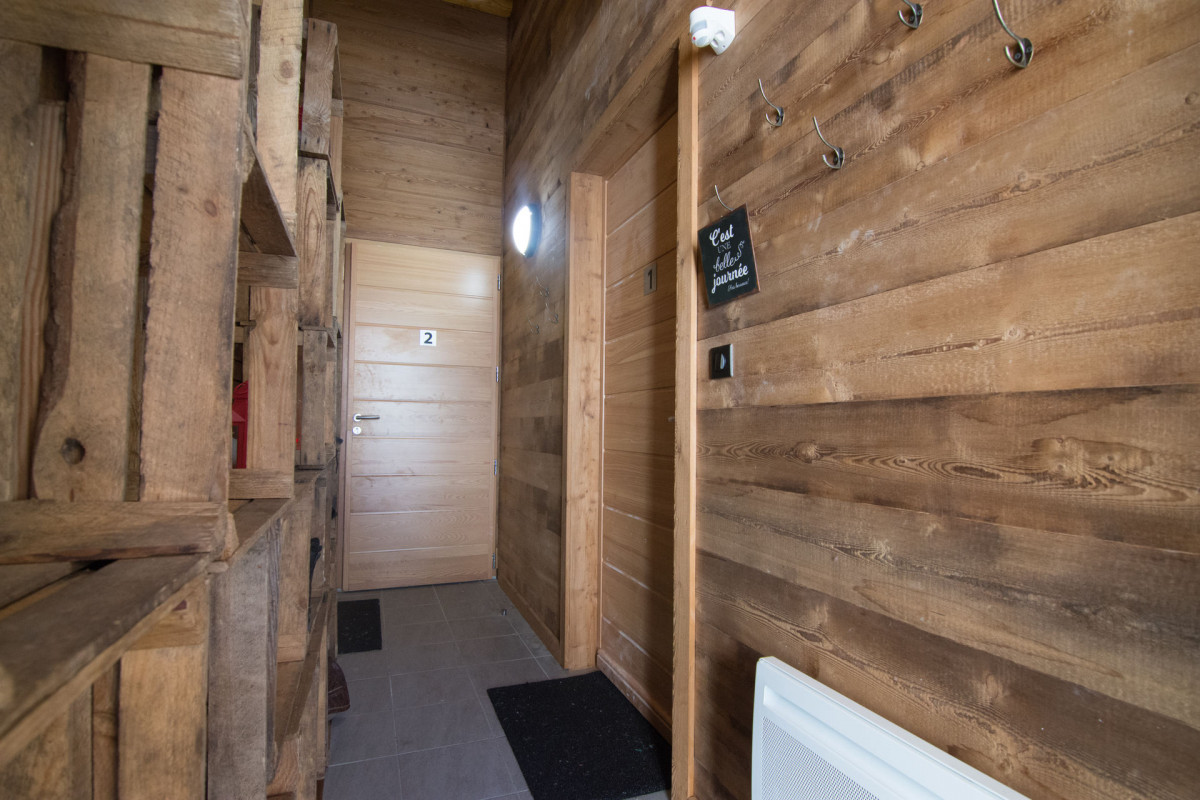 ENTREE APPARTEMENTS 1 ET 2 CHALET LE SANDEMA - SEJOURS SKI ET MONTAGNE - VALLOIRE ENTREE APPARTEMENTS 1 ET 2 CHALET LE SANDEMA - SEJOURS SKI ET MONTAGNE - VALLOIRE