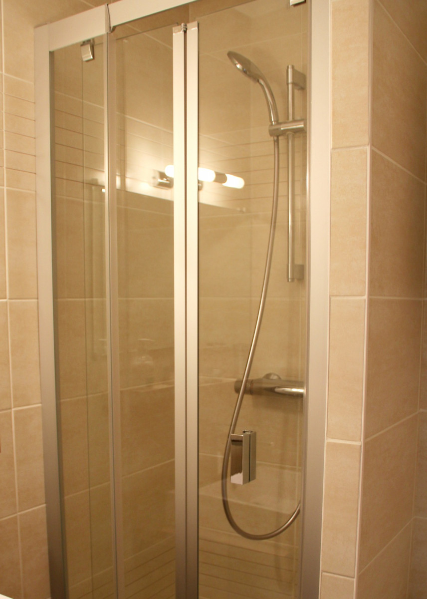 SALLE D'EAU - STUDIO CROIX DU SUD 223 - CLOS DES ETOILES - VALLOIRE CENTRE SALLE D'EAU - STUDIO CROIX DU SUD 223 - CLOS DES ETOILES - VALLOIRE CENTRE