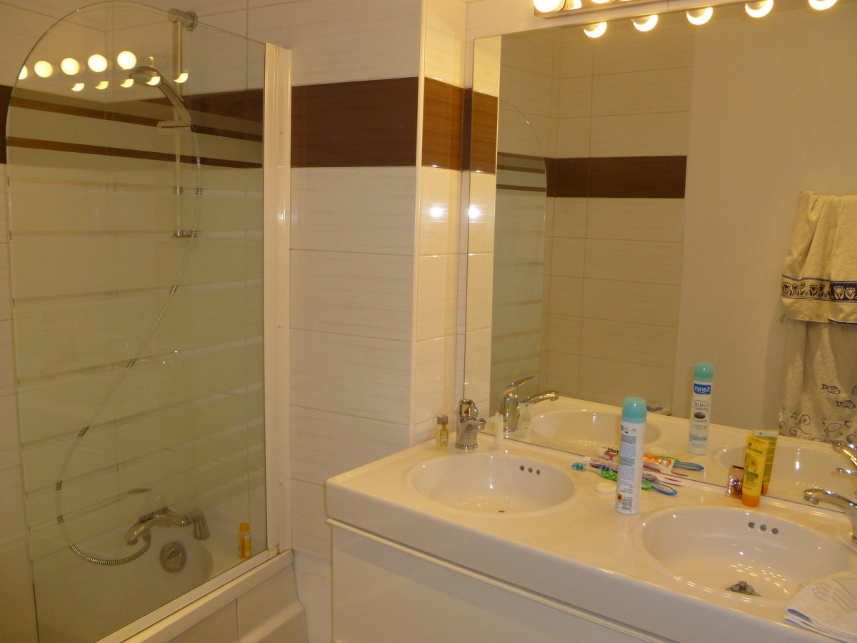 SALLE DE BAINS - APPARTEMENT LES ROCHILLES 4 - VALLOIRE CENTRE SALLE DE BAINS - APPARTEMENT LES ROCHILLES 4 - VALLOIRE CENTRE