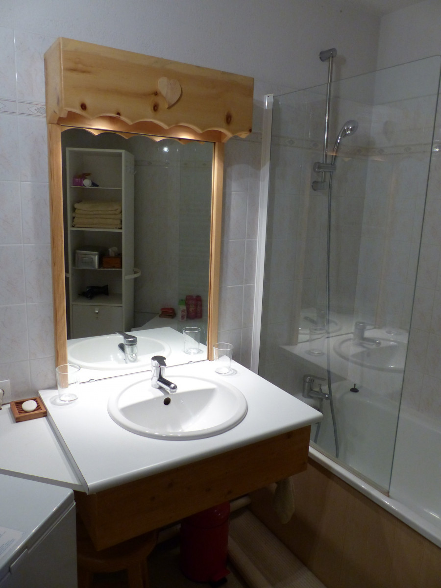 SALLE DE BAIN- APPARTEMENT ARVETTE N°7 - LE PONTET SALLE DE BAIN- APPARTEMENT ARVETTE N°7 - LE PONTET