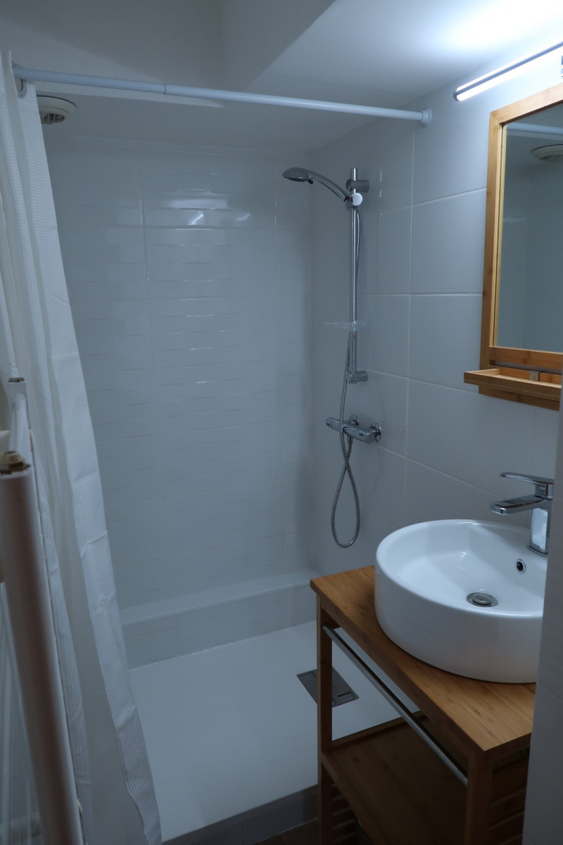 SALLE D'EAU - APPARTEMENT REGAIN A2 - VALLOIRE CENTRE SALLE D'EAU - APPARTEMENT REGAIN A2 - VALLOIRE CENTRE