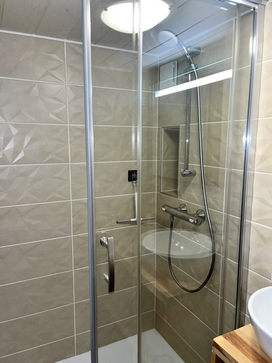 SALLE DE BAIN - APPARTEMENT ROCHECHATEAU 34 - VALLOIRE CENTRE SALLE DE BAIN - APPARTEMENT ROCHECHATEAU 34 - VALLOIRE CENTRE