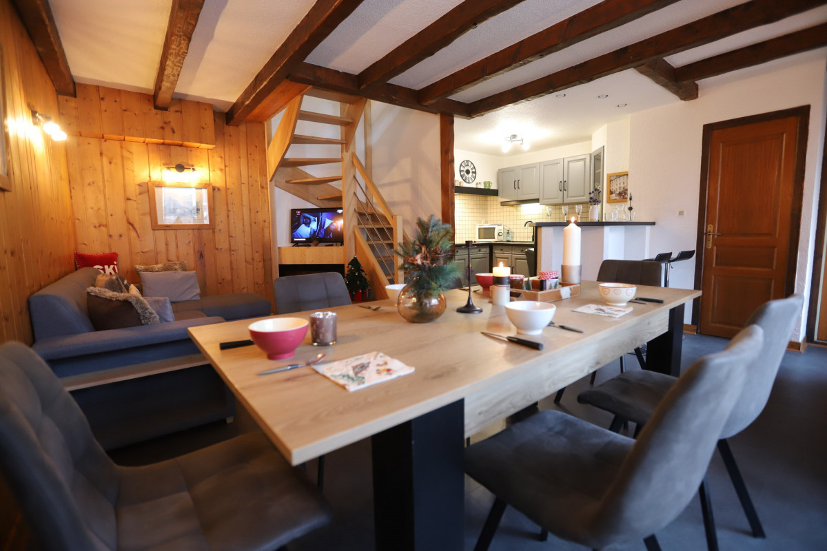 SALON - APPARTEMENT AUXSPORTS- VALLOIRE CENTRE - VALLOIRE RESERVATIONS SALON - APPARTEMENT AUXSPORTS- VALLOIRE CENTRE - VALLOIRE RESERVATIONS