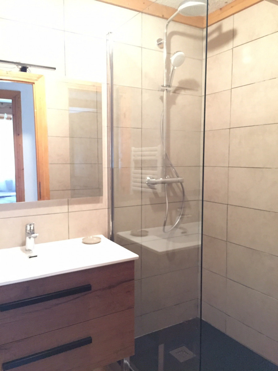 SALLE D'EAU - APPARTEMENT OREE DES PISTES N°4 - VALLOIRE CENTRE - VALLOIRE RESERVATIONS SALLE D'EAU - APPARTEMENT OREE DES PISTES N°4 - VALLOIRE CENTRE - VALLOIRE RESERVATIONS