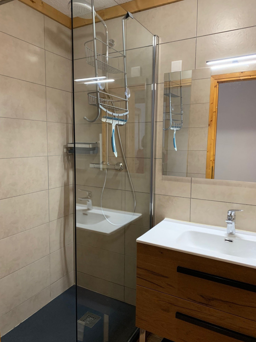 SALLE D'EAU - APPARTEMENT OREE DES PISTES N°1 - VALLOIRE CENTRE - VALLOIRE RESERVATIONS SALLE D'EAU - APPARTEMENT OREE DES PISTES N°1 - VALLOIRE CENTRE - VALLOIRE RESERVATIONS