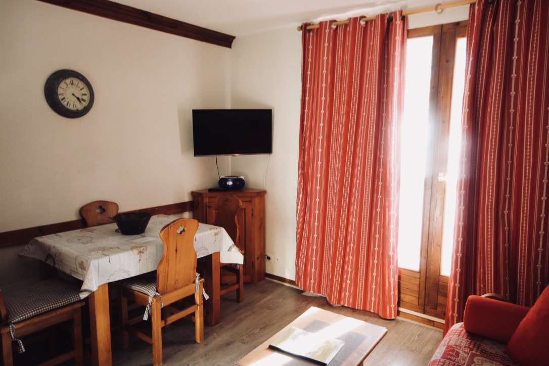 SALON - APPARTEMENT LES VALMONTS CHARDON 42 - LES CHARBONNIERES VALLOIRE - VALLOIRE RESERVATIONS SALON - APPARTEMENT LES VALMONTS CHARDON 42 - LES CHARBONNIERES VALLOIRE - VALLOIRE RESERVATIONS