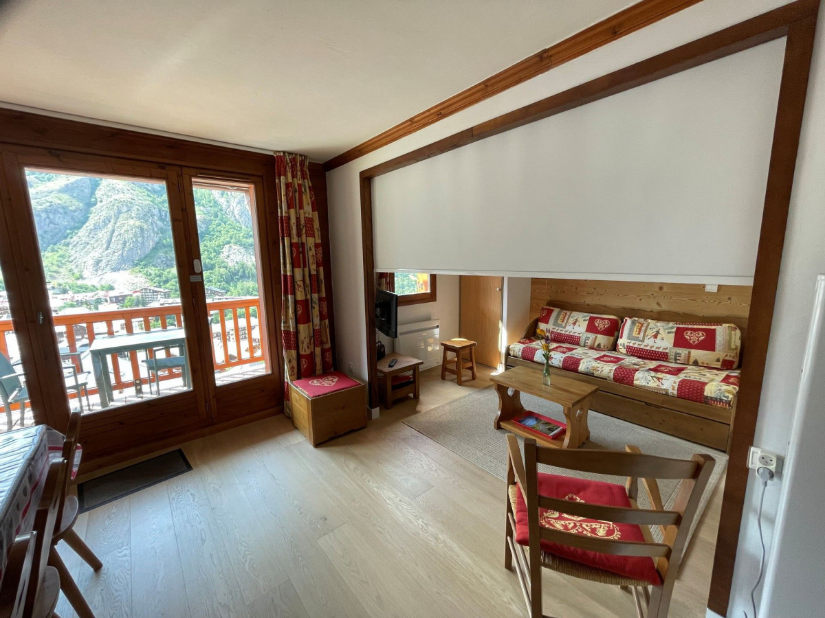 COIN SALON SEPARE PAR RIDEAU - APPARTEMENT HAMEAU DE LA VALLEE D'OR GENTIANE 004 - LES CHARBONNIERES VALLOIRE