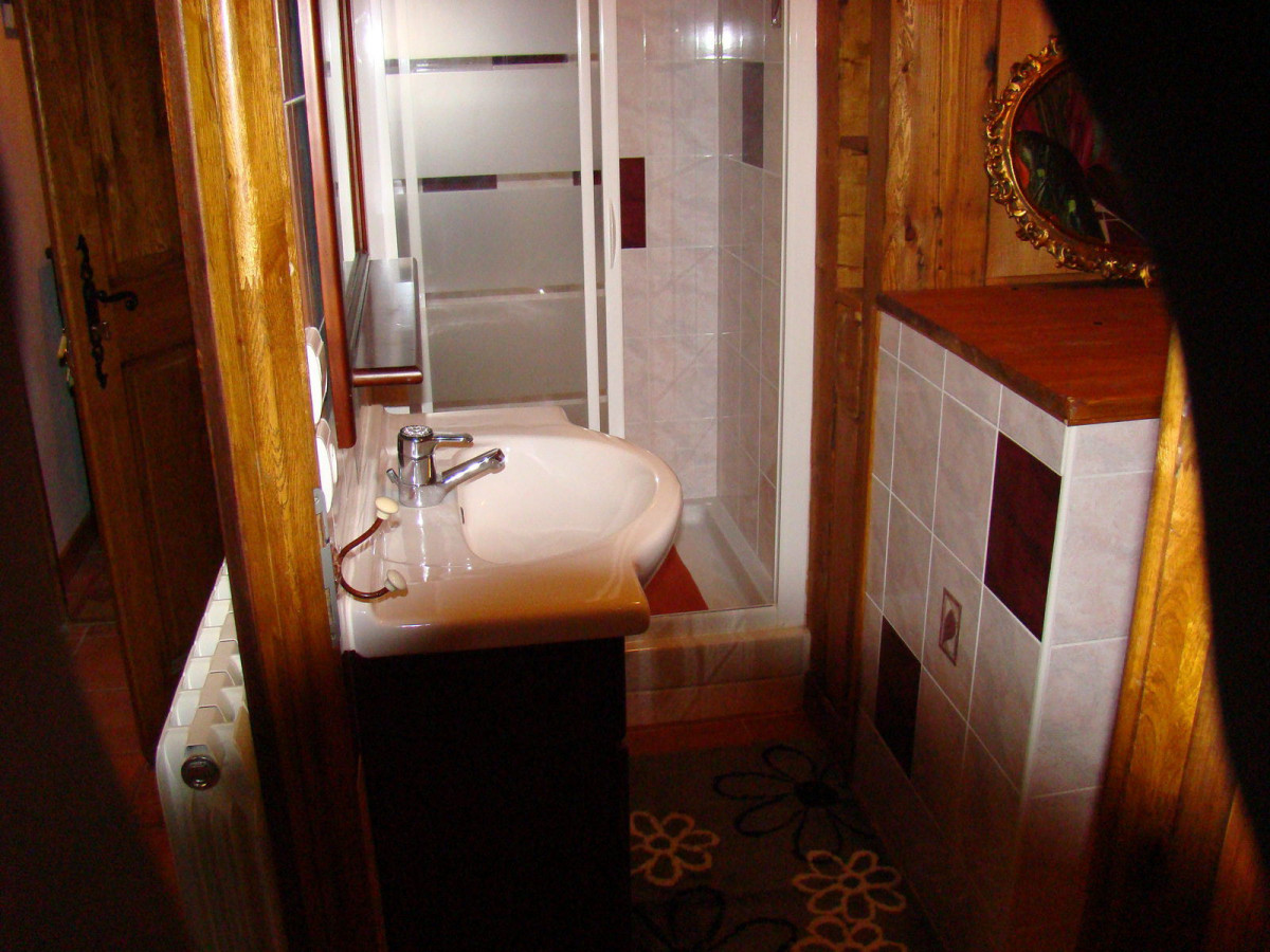 SALLE D'EAU - APPARTEMENT MAISON LUCINE ANESIE - VALLOIRE CENTRE SALLE D'EAU - APPARTEMENT MAISON LUCINE ANESIE - VALLOIRE CENTRE