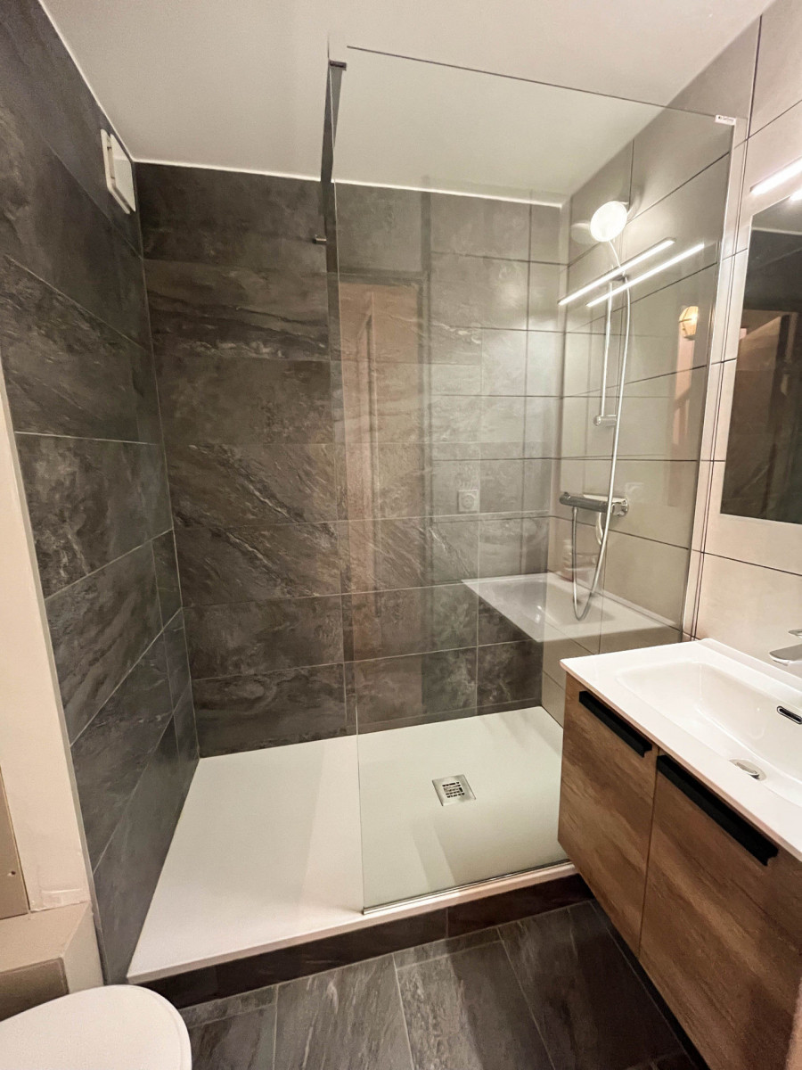 SALLE D'EAU 2 - APPARTEMENT PLAN SOLEIL C23 - VALLOIRE LA GRAND VY