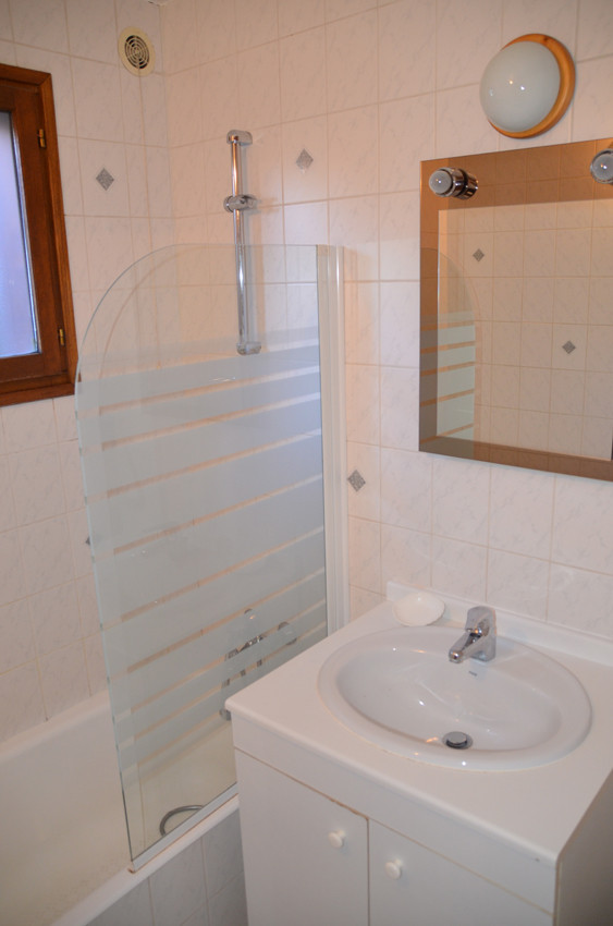 SALLE DE BAIN -APPARTEMENT CHALET L'ANDORSE 8 - VALLOIRE LA BORGE SALLE DE BAIN -APPARTEMENT CHALET L'ANDORSE 8 - VALLOIRE LA BORGE