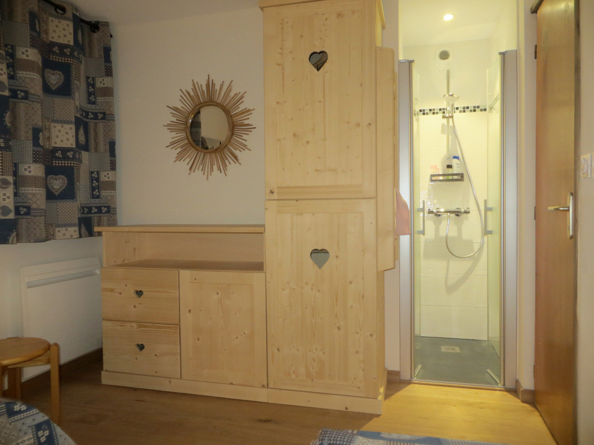 DOUCHE CHAMBRE 3 - APPARTEMENT OLVERA 2 - VALLOIRE LA BORGE - VALLOIRE RESERVATIONS DOUCHE CHAMBRE 3 - APPARTEMENT OLVERA 2 - VALLOIRE LA BORGE - VALLOIRE RESERVATIONS