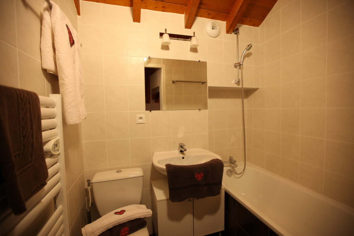 SALLE DE BAIN - APPARTEMENT ADRIEN 4 - VALLOIRE CENTRE SALLE DE BAIN - APPARTEMENT ADRIEN 4 - VALLOIRE CENTRE