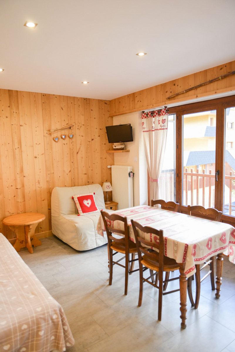 SALON - STUDIO STEM ROCHEBRUNE - VALLOIRE CENTRE SALON - STUDIO STEM ROCHEBRUNE - VALLOIRE CENTRE