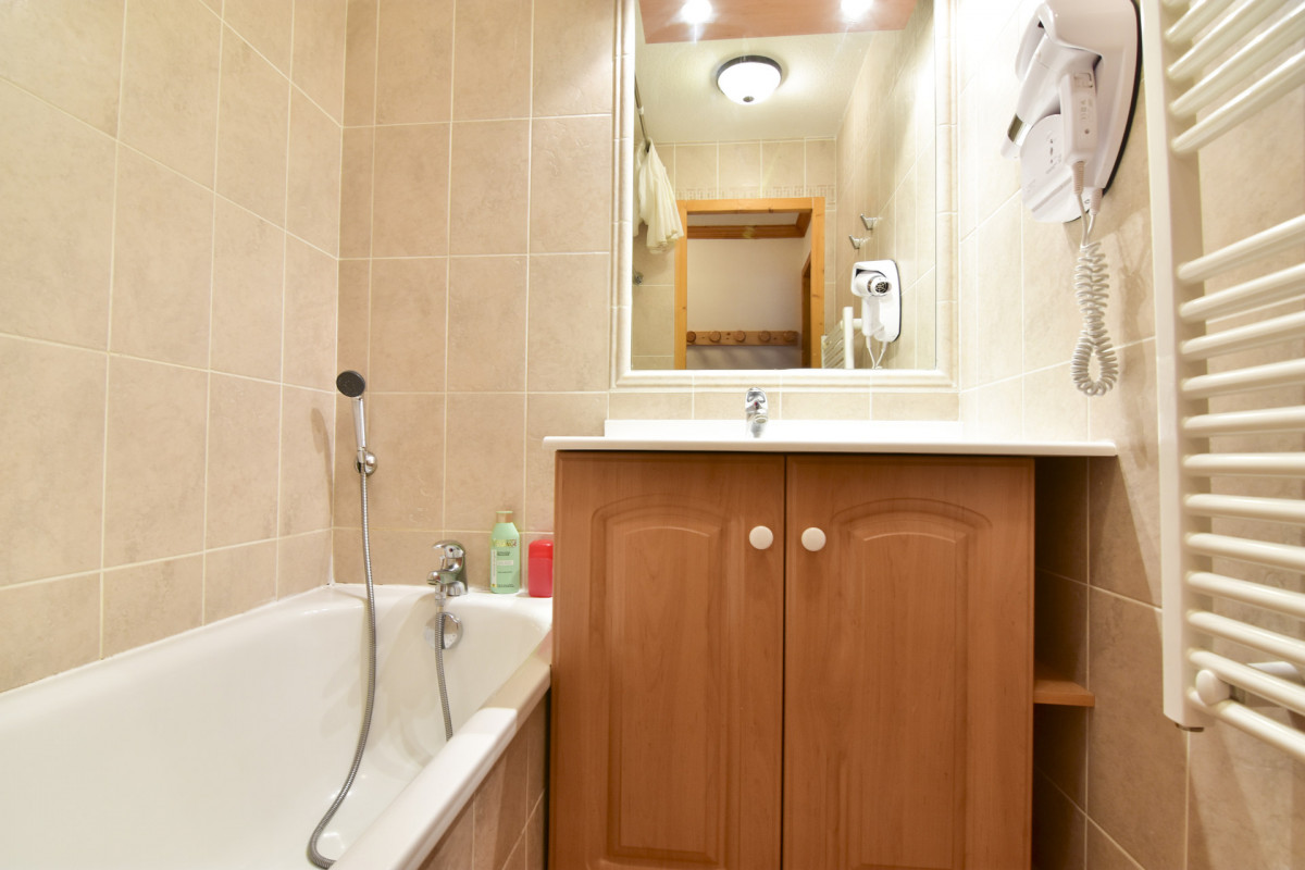 SALLE DE BAINS - APPARTEMENT HAMEAU DE LA VALLEE D'OR DRYADES 207 - LES CHARBONNIERES VALLOIRE SALLE DE BAINS - APPARTEMENT HAMEAU DE LA VALLEE D'OR DRYADES 207 - LES CHARBONNIERES VALLOIRE