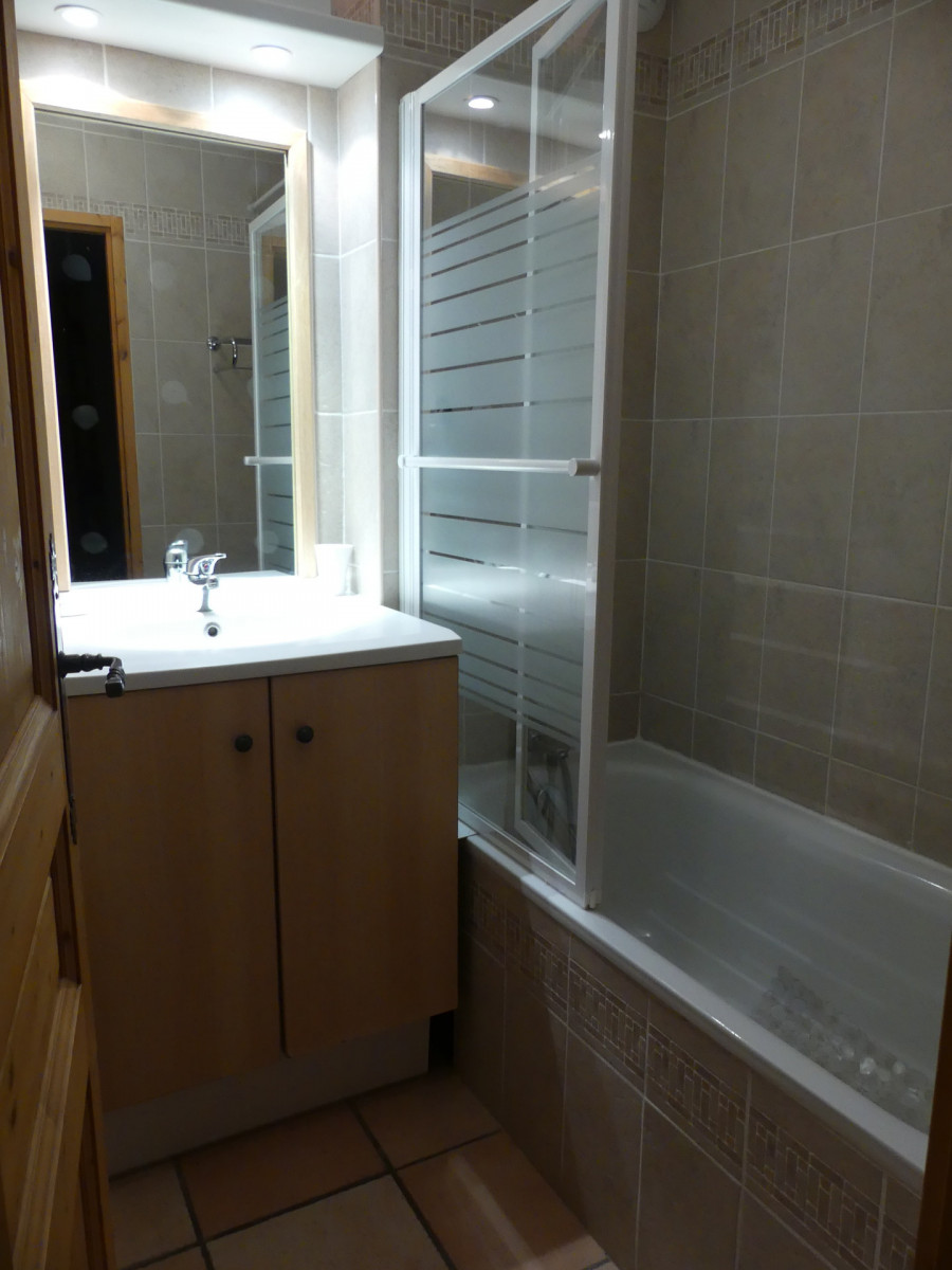 SALLE DE BAIN - APPARTEMENT - CHALETS DE LA VALLEE D'OR - ANCOLIE N° 002- VALLOIRE CENTRE SALLE DE BAIN - APPARTEMENT - CHALETS DE LA VALLEE D'OR - ANCOLIE N° 002- VALLOIRE CENTRE