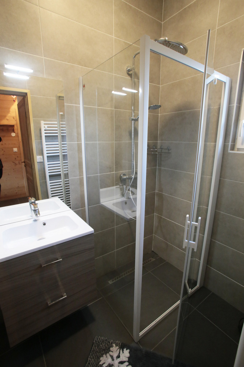 SALLE D'EAU - APPARTEMENT CHALET GRAND GALIBIER N°4- VALLOIRE LES VERNEYS SALLE D'EAU - APPARTEMENT CHALET GRAND GALIBIER N°4- VALLOIRE LES VERNEYS