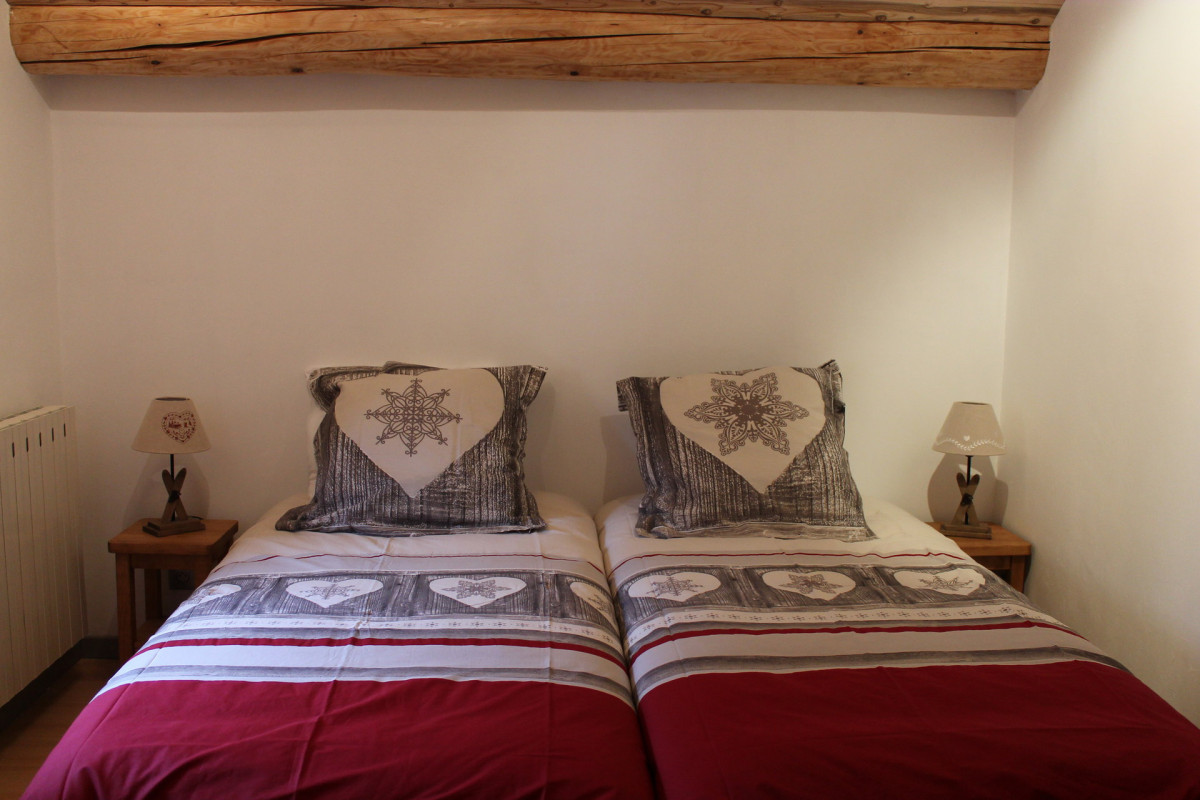 CHAMBRE - APPARTEMENT LES EGLANTIERS - LE PONTET VALLOIRE CHAMBRE - APPARTEMENT LES EGLANTIERS - LE PONTET VALLOIRE