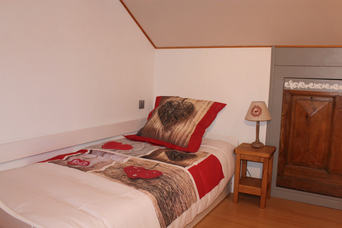 CHAMBRE - APPARTEMENT LES EGLANTIERS - LE PONTET VALLOIRE CHAMBRE - APPARTEMENT LES EGLANTIERS - LE PONTET VALLOIRE