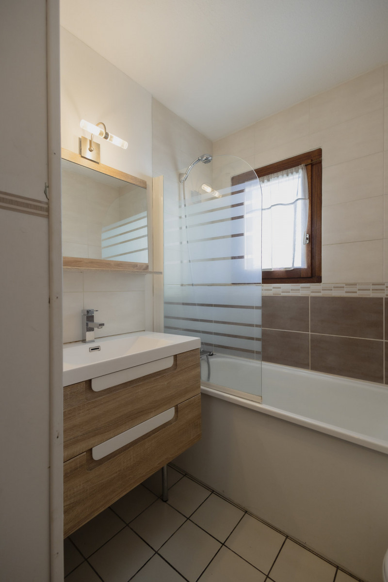 SALLE DE BAIN - APPARTEMENT  TIGNY 30 - VALLOIRE CENTRE