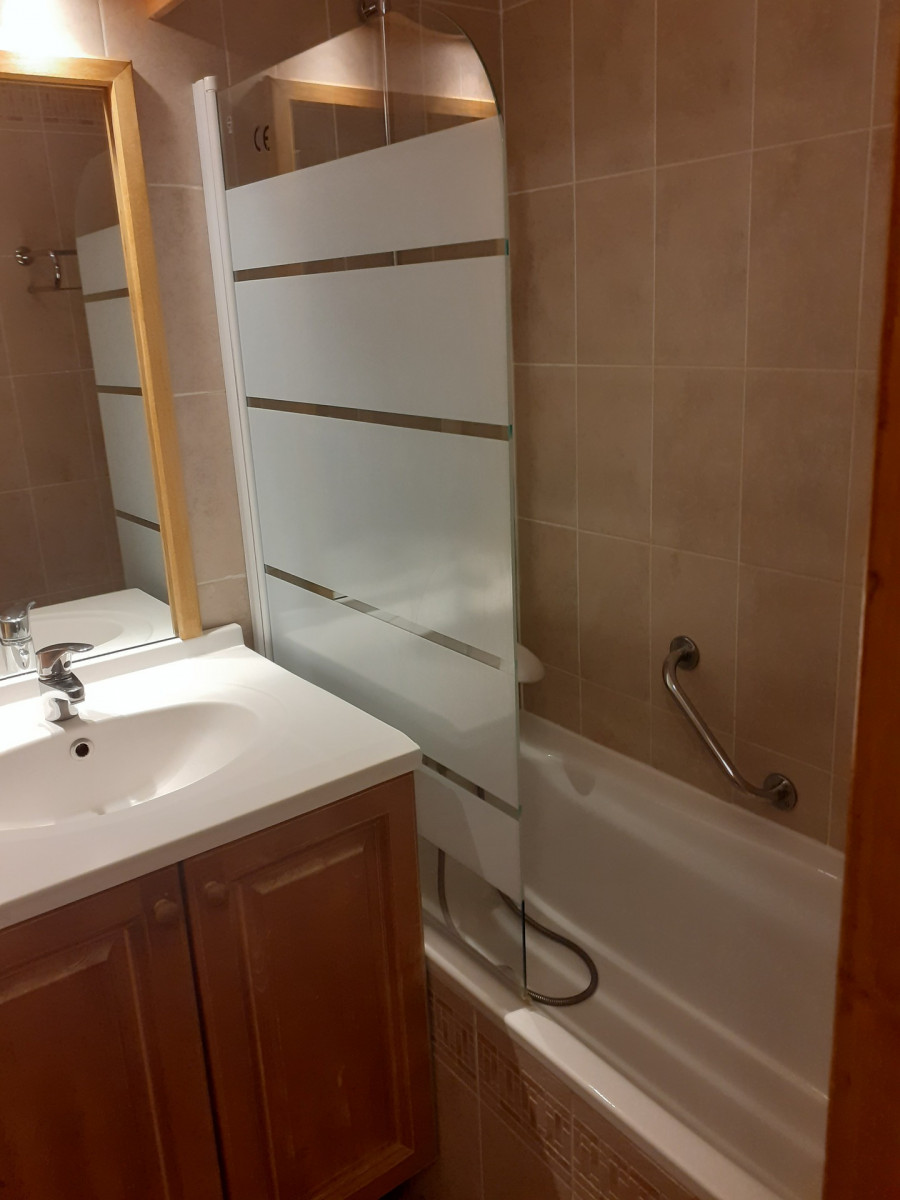 SALLE DE BAINS - GENTIANE 305 - APPARTEMENT HAMEAU DE LA VALLEE D'OR - LES CHARBONNIERES VALLOIRE SALLE DE BAINS - GENTIANE 305 - APPARTEMENT HAMEAU DE LA VALLEE D'OR - LES CHARBONNIERES VALLOIRE