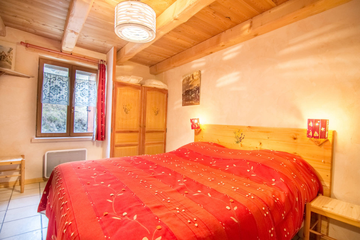 CHAMBRE - APPARTEMENT LA POUTRE - VALLOIRE BONNENUIT CHAMBRE - APPARTEMENT LA POUTRE - VALLOIRE BONNENUIT