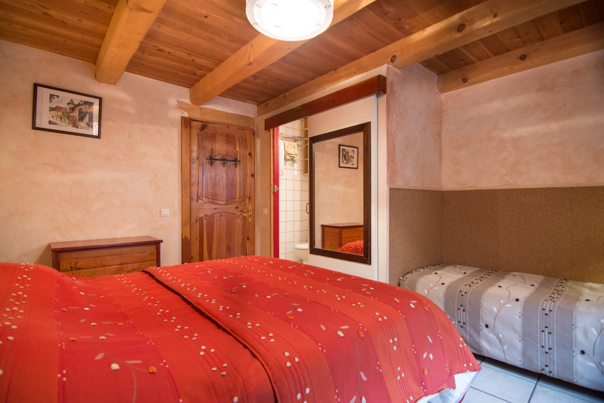 CHAMBRE - APPARTEMENT LA POUTRE - VALLOIRE BONNENUIT CHAMBRE - APPARTEMENT LA POUTRE - VALLOIRE BONNENUIT
