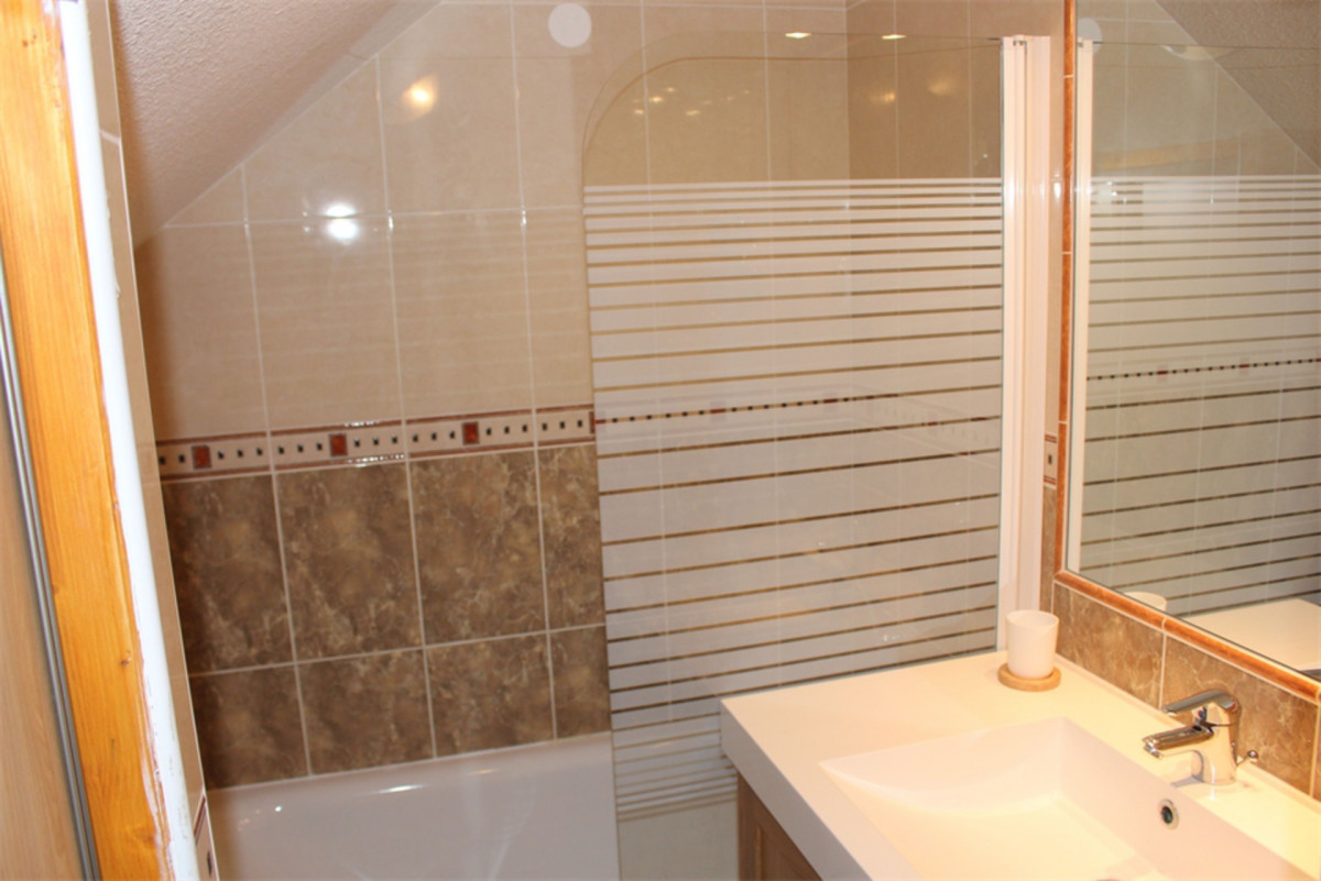 SALLE DE BAINS  - APPARTEMENT CHALETS DE LA VALLEE D'OR CAMPANULE 300 - LES CHARBONNIERES VALLOIRE