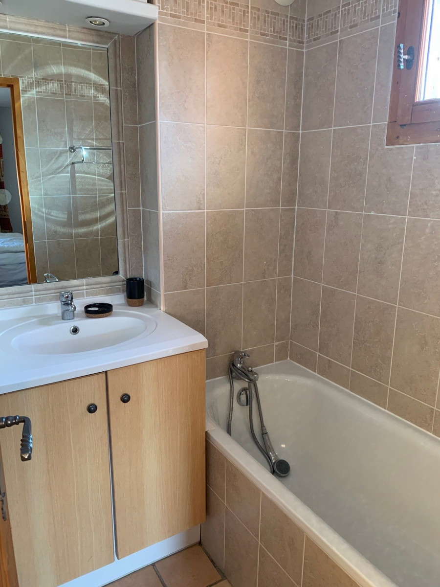 SALLE DE BAINS - APPARTEMENT PRIMEVERE 002 - LES CHARBONNIERES SALLE DE BAINS - APPARTEMENT PRIMEVERE 002 - LES CHARBONNIERES