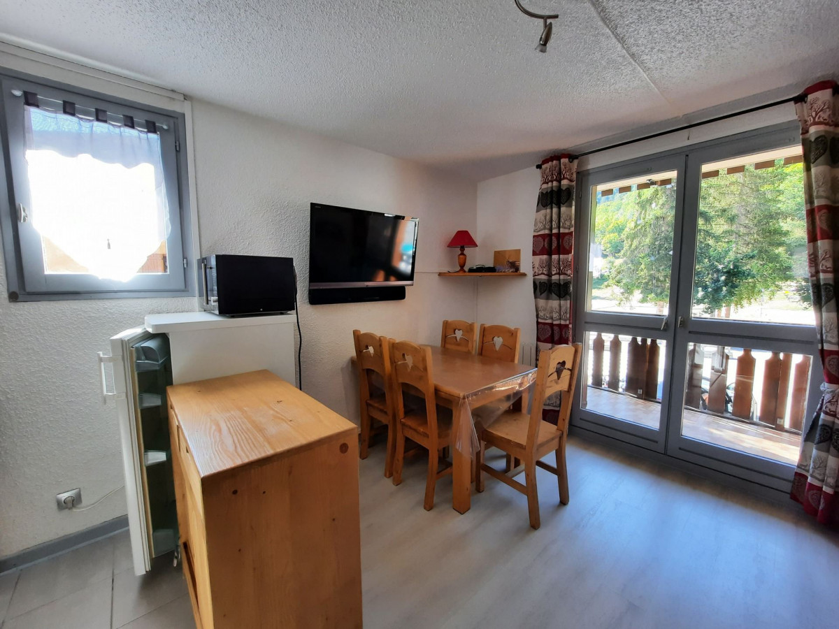 SALLE A MANGER - STUDIO CRETES 112 - VALLOIRE CENTRE - VALLOIRE RESERVATIONS SALLE A MANGER - STUDIO CRETES 112 - VALLOIRE CENTRE - VALLOIRE RESERVATIONS