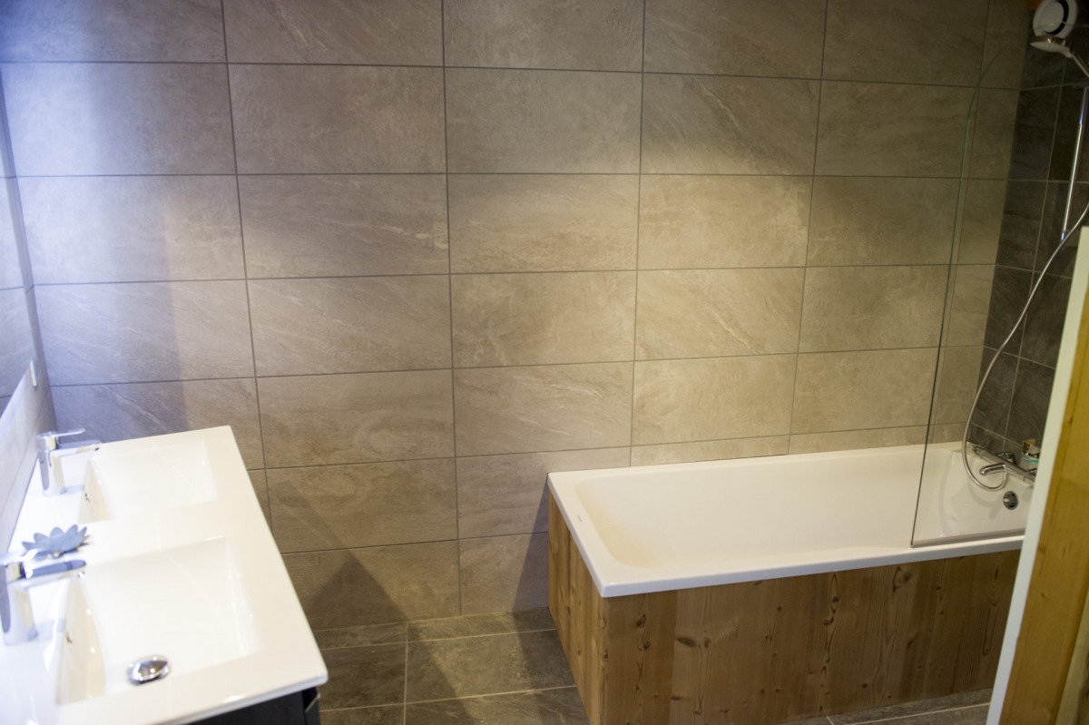 SALLE DE BAINS - APPARTEMENT LA ROSE DES VENTS 2 CRET ROND - VALLOIRE LE SERROZ SALLE DE BAINS - APPARTEMENT LA ROSE DES VENTS 2 CRET ROND - VALLOIRE LE SERROZ