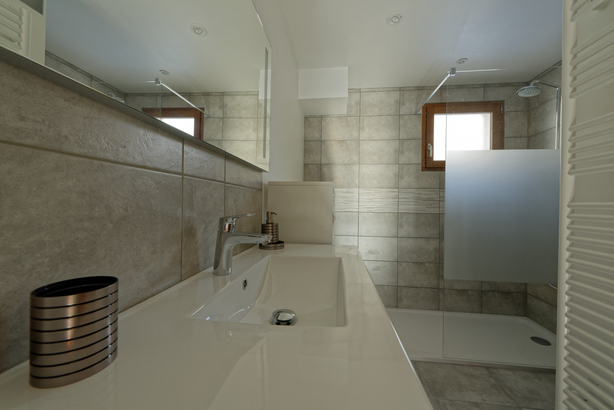 SALLE DE BAINS - APPARTEMENT MAISON NOTRE NID EPILOBE - LA BORGE VALLOIRE SALLE DE BAINS - APPARTEMENT MAISON NOTRE NID EPILOBE - LA BORGE VALLOIRE