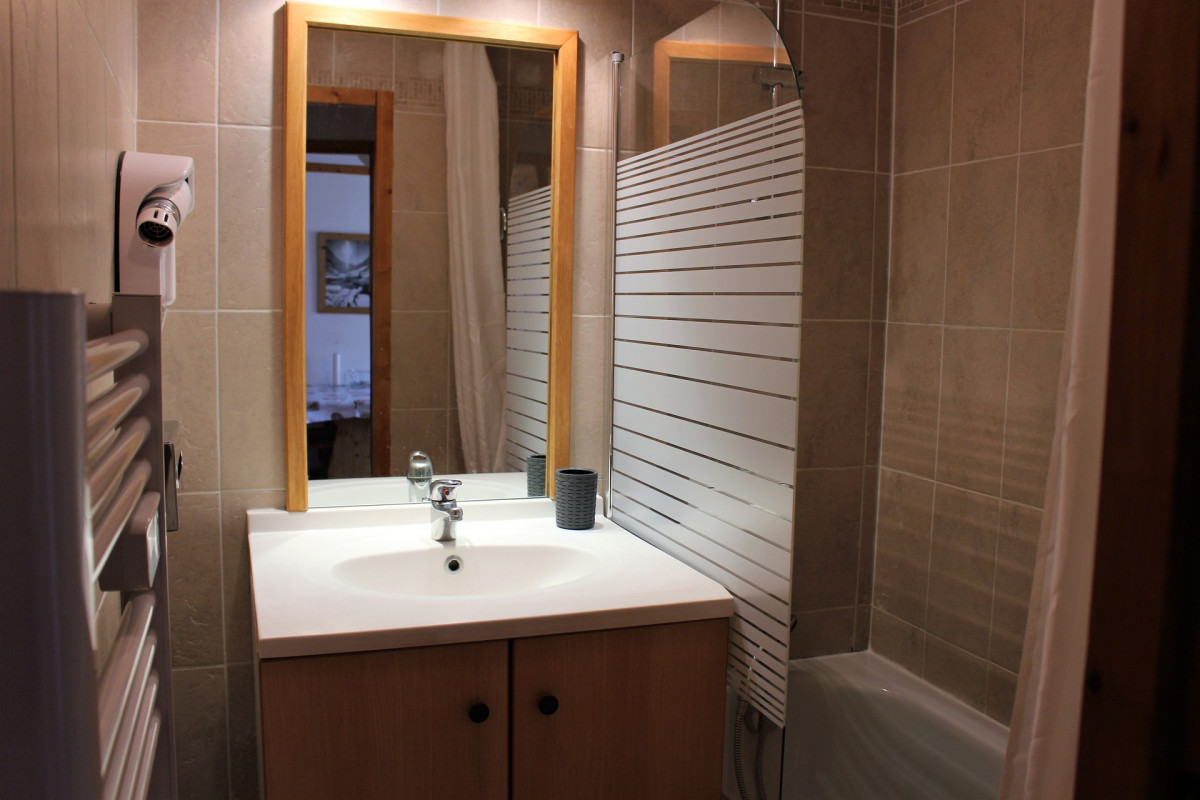 SALLE DE BAINS - APPARTEMENT CHALETS DE LA VALLEE D'OR EDELWEISS 102 - LES CHARBONNIERES VALLOIRE