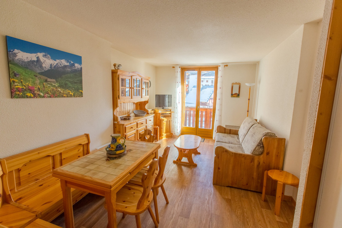 SALON -APPARTEMENT BON ACCUEIL 25 - VALLOIRE CENTRE- VALLOIRE RESERVATIONS SALON -APPARTEMENT BON ACCUEIL 25 - VALLOIRE CENTRE- VALLOIRE RESERVATIONS