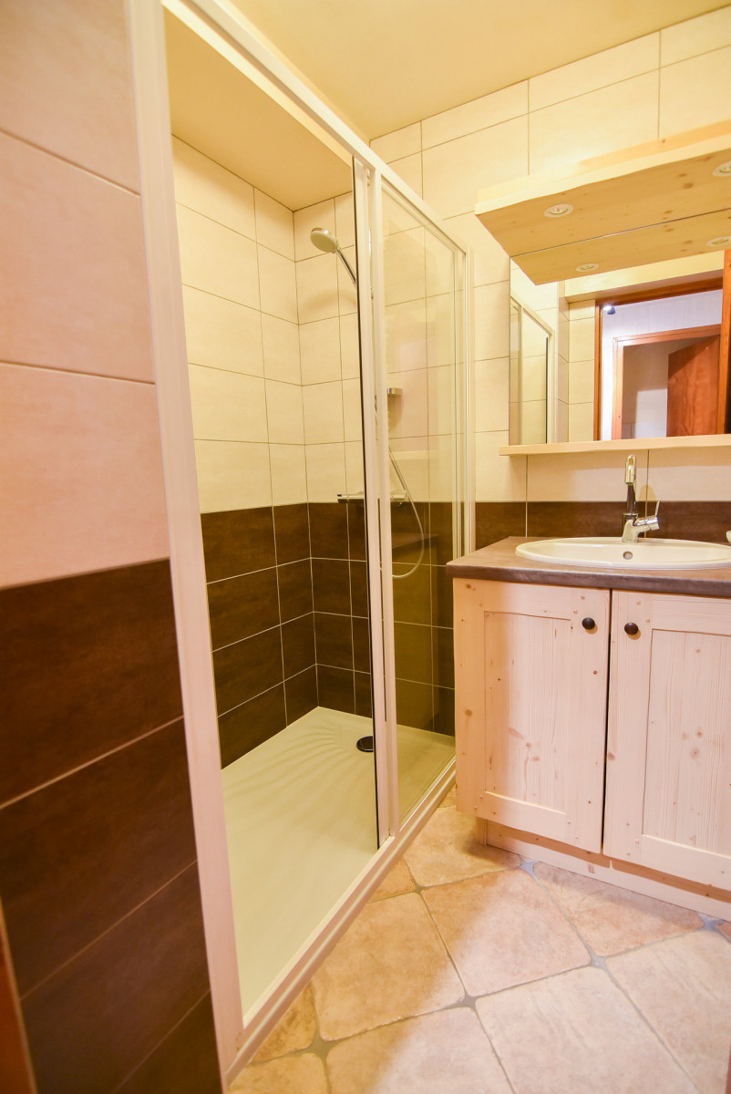 SALLE D'EAU - APPARTEMENT LES CHARDONNETS 006 - VALLOIRE CENTRE SALLE D'EAU - APPARTEMENT LES CHARDONNETS 006 - VALLOIRE CENTRE