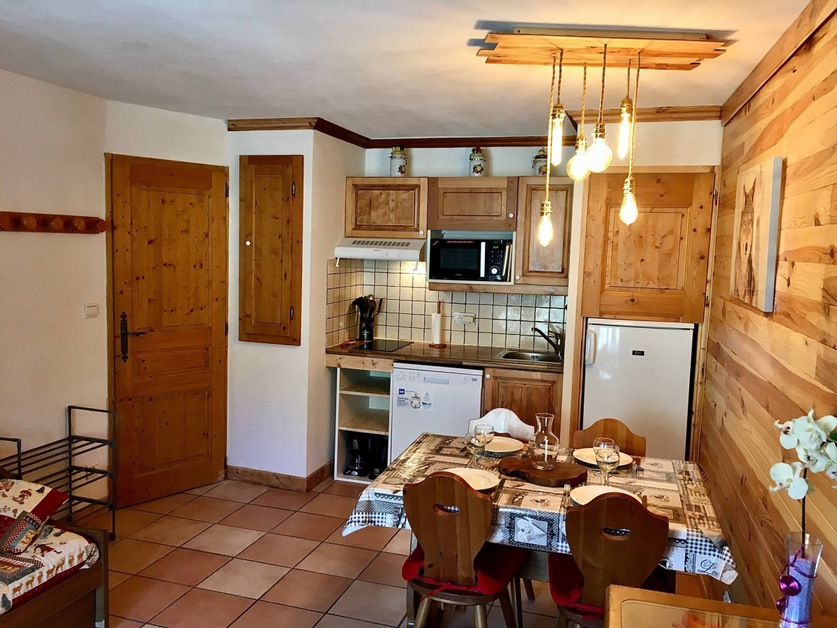SALLE A MANGER - APPARTEMENT GENTIANE 204 - LES CHARBONNIERES SALLE A MANGER - APPARTEMENT GENTIANE 204 - LES CHARBONNIERES