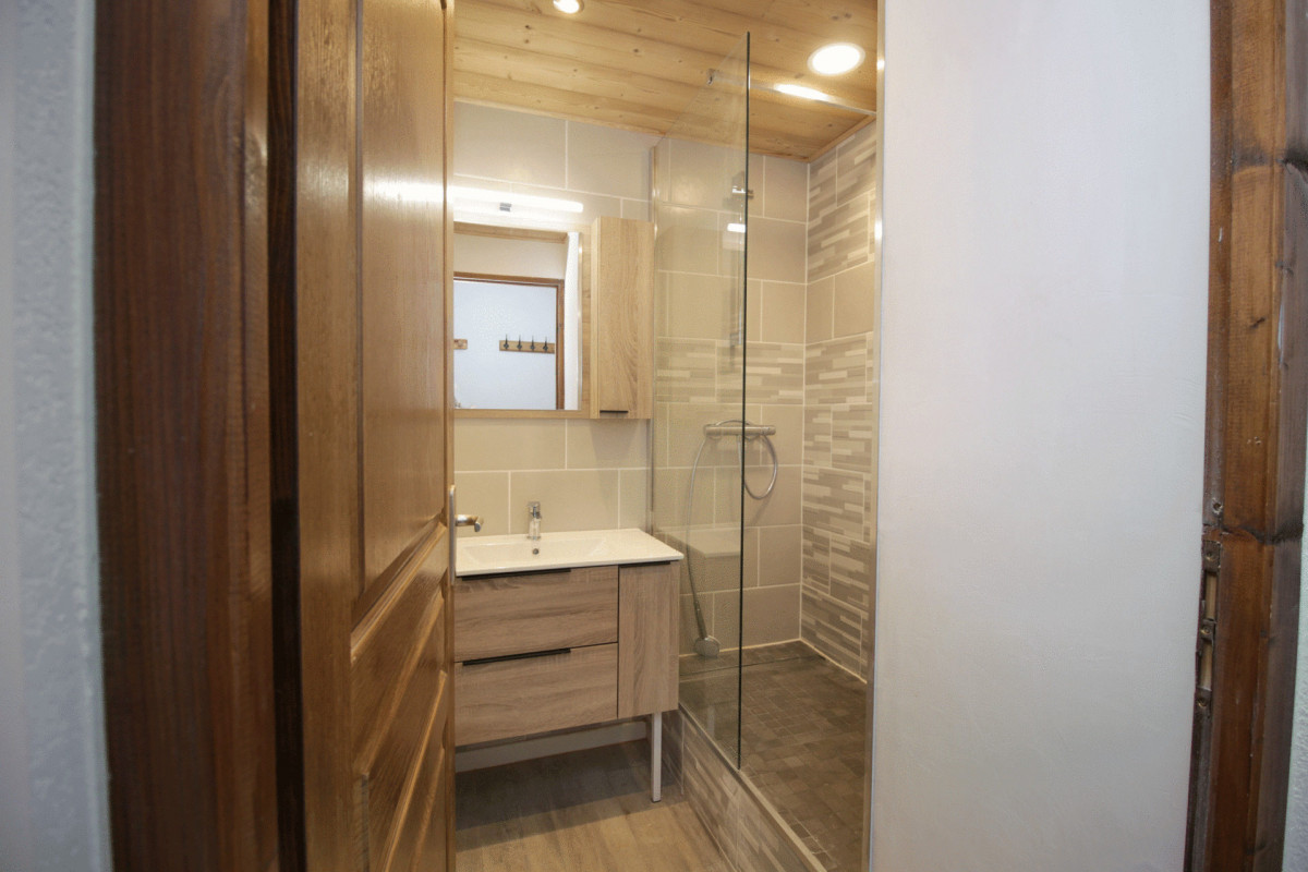 SALLE D'EAU - APPARTEMENT DAPHNEE 13 - VALLOIRE LES CHARBONNIERES SALLE D'EAU - APPARTEMENT DAPHNEE 13 - VALLOIRE LES CHARBONNIERES