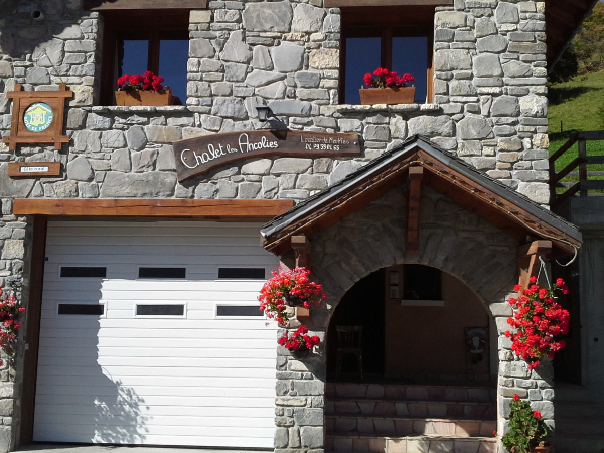 ENTREE - APPARTEMENT LES LUPINS CHALET LES ANCOLIES - VALLOIRE LES CLOTS ENTREE - APPARTEMENT LES LUPINS CHALET LES ANCOLIES - VALLOIRE LES CLOTS