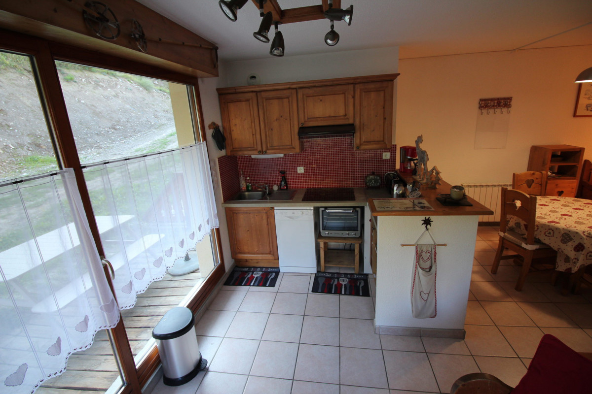 CUISINE - APPARTEMENT ROCHES FLEURIES B12 - VALLOIRE CENTRE - VALLOIRE RESERVATIONS CUISINE - APPARTEMENT ROCHES FLEURIES B12 - VALLOIRE CENTRE - VALLOIRE RESERVATIONS