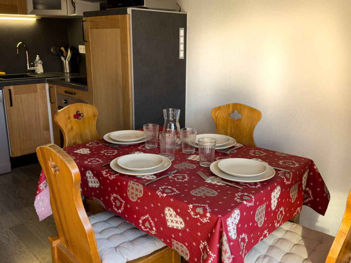 SALLE A MANGER - APPARTEMENT 2 PIECES LES VALMONTS BRUNELLE 23 - LES CHARBONNIERES VALLOIRE - VALLOIRE RESERVATIONS SALLE A MANGER - APPARTEMENT 2 PIECES LES VALMONTS BRUNELLE 23 - LES CHARBONNIERES VALLOIRE - VALLOIRE RESERVATIONS