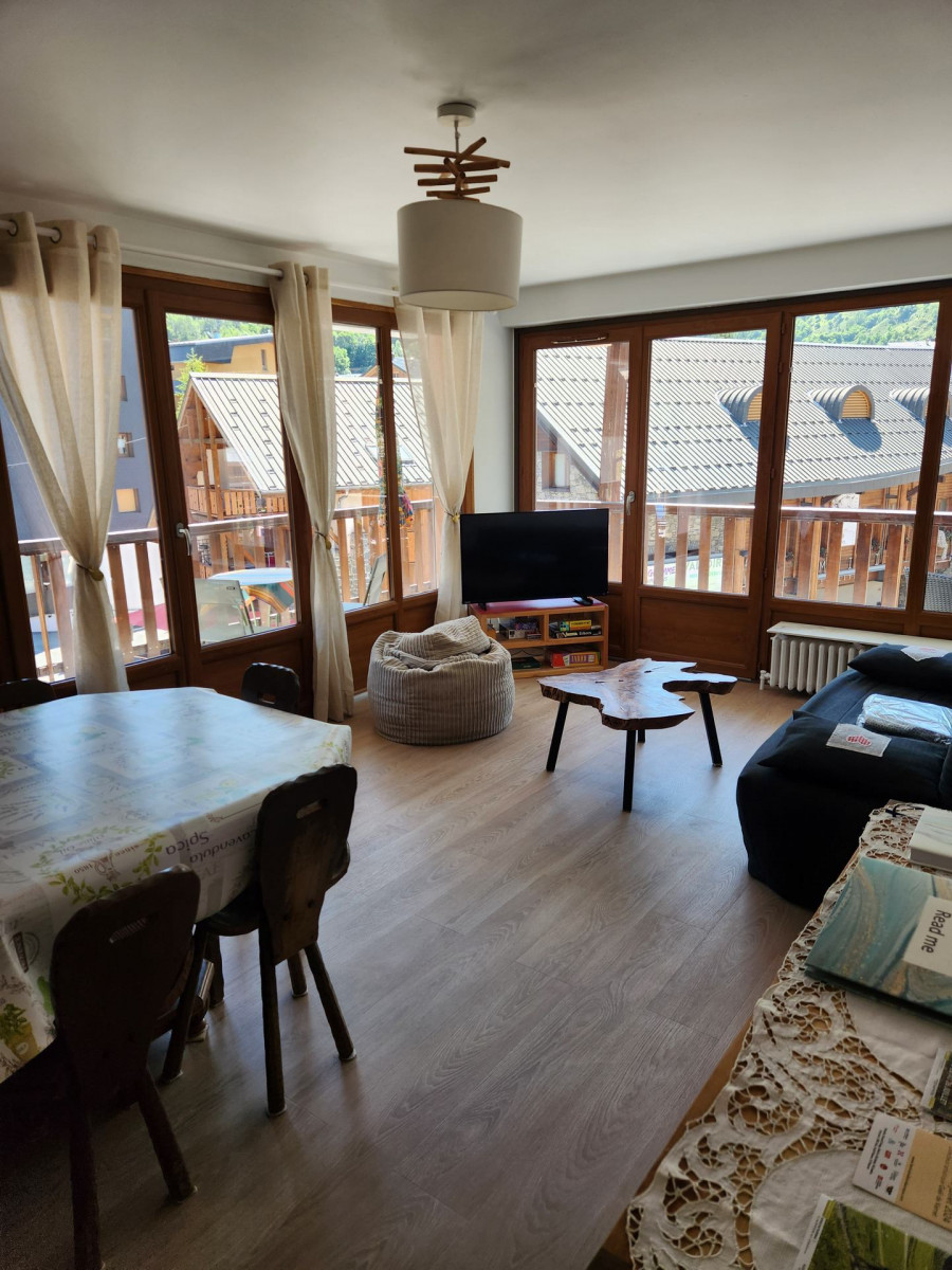 SALON - APPARTEMENT LA RESIDENCE 32 - VALLOIRE CENTRE - VALLOIRE RESERVATIONS SALON - APPARTEMENT LA RESIDENCE 32 - VALLOIRE CENTRE - VALLOIRE RESERVATIONS