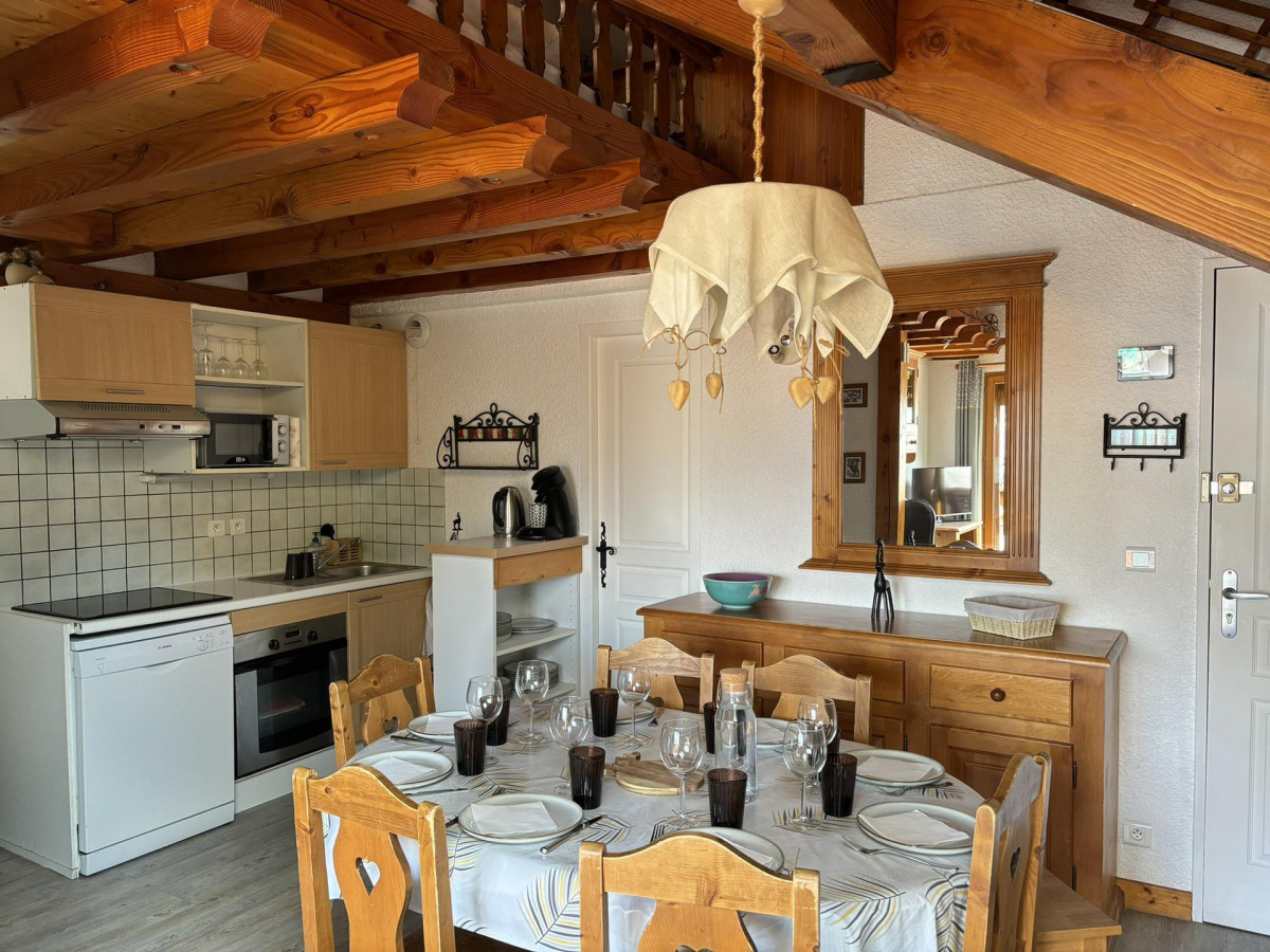 COIN REPAS - APPARTEMENT ROCHES FLEURIES B6 - VALLOIRE CENTRE 