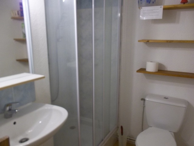 SALLE D'EAU - APPARTEMENT ROCHES FLEURIES B10 - VALLOIRE CENTRE