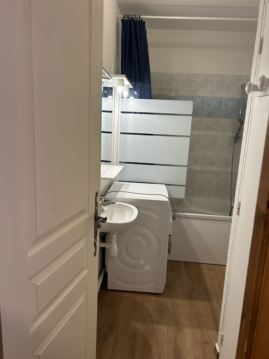 SALLE DE BAINS - APPARTEMENT ROCHES FLEURIES B10 - VALLOIRE CENTRE