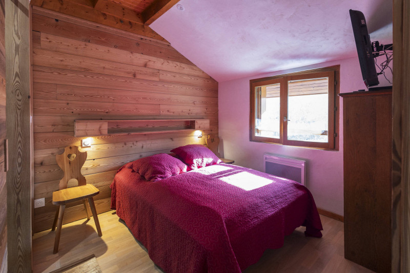 CHAMBRE 1 - APPARTEMENT BON ACCUEIL 26 27 VALLOIRE CENTRE