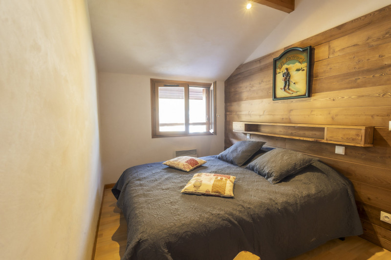 CHAMBRE 2 - APPARTEMENT BON ACCUEIL 26 27 VALLOIRE CENTRE